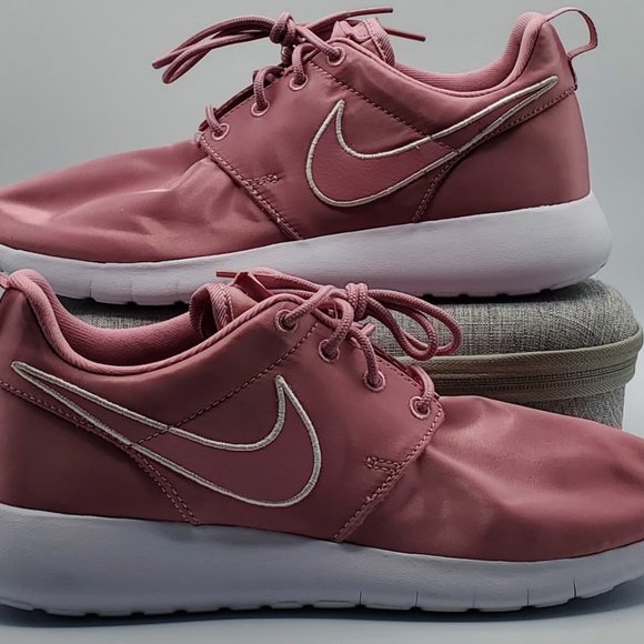 Nike Roshe One Girl's Size 6Y Elemental Pink NEW